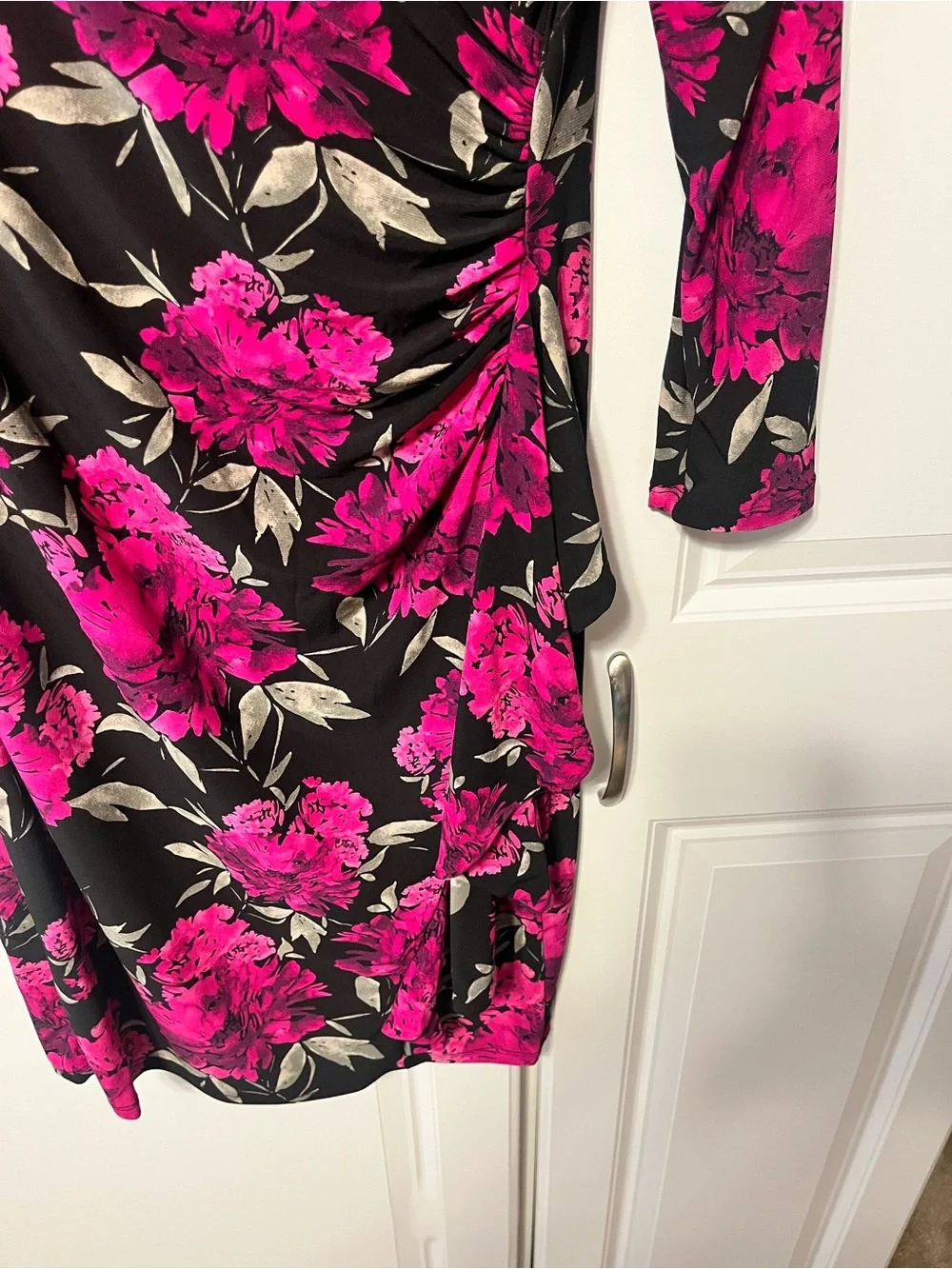 Anne Klein Black & Fuchsia Floral Print. Three quarter length sleeves. Size 4. - Picture 3 of 8